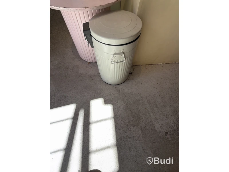 Metal pedal bin