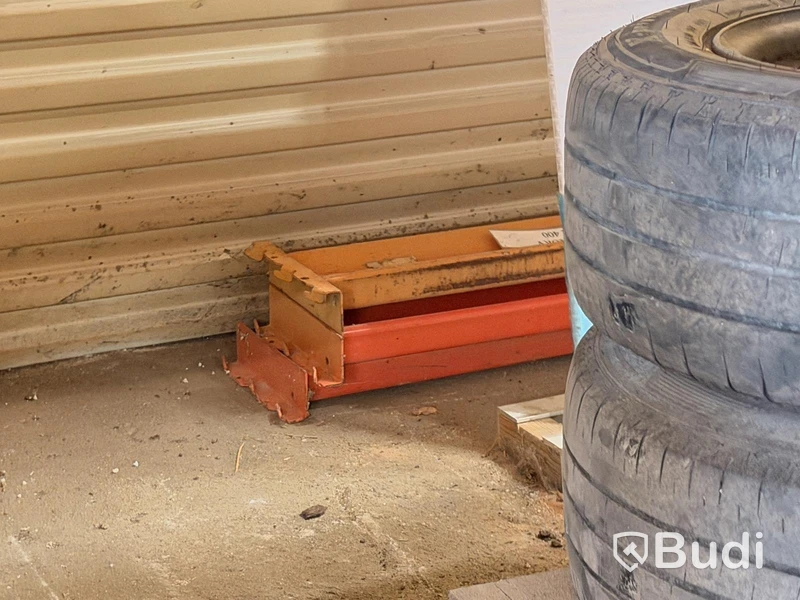 Pallet racking with contents