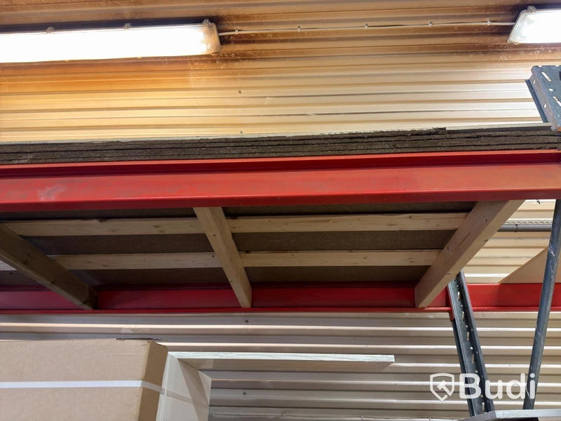 Pallet racking with contents