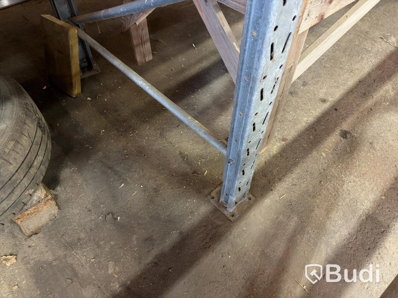 Pallet racking with contents