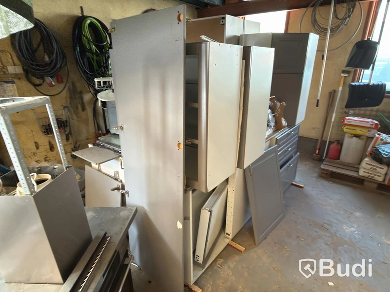 Kitchen with oven, hob, extractor fan, etc.