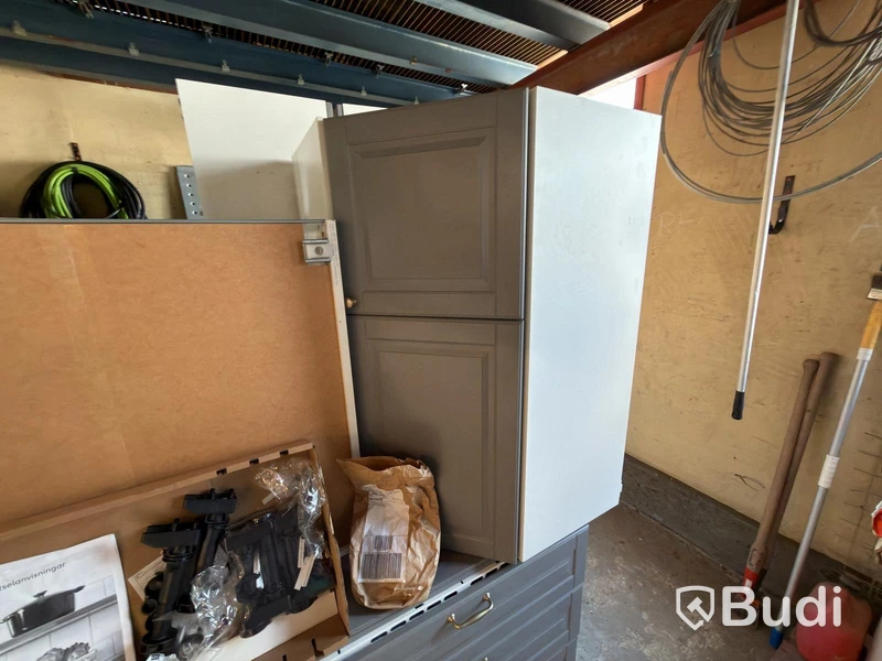 Kitchen with oven, hob, extractor fan, etc.