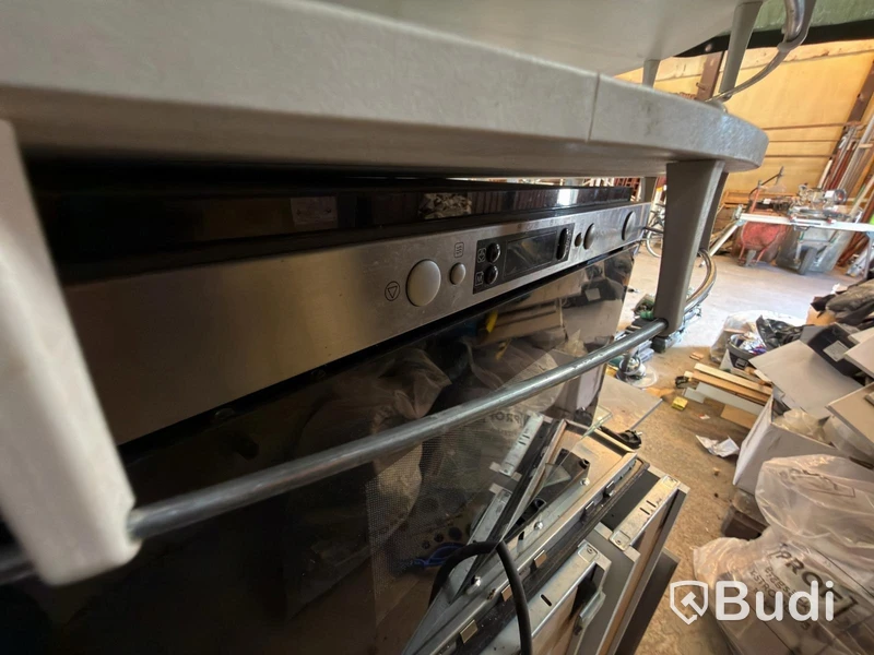 Kitchen with oven, hob, extractor fan, etc.