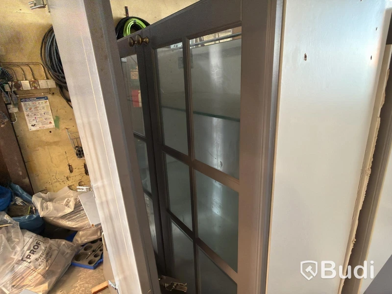 Kitchen with oven, hob, extractor fan, etc.