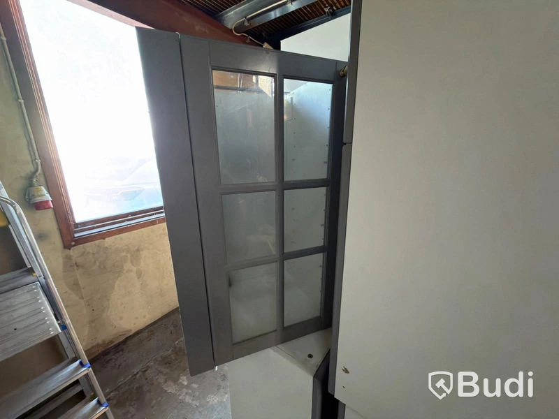 Kitchen with oven, hob, extractor fan, etc.