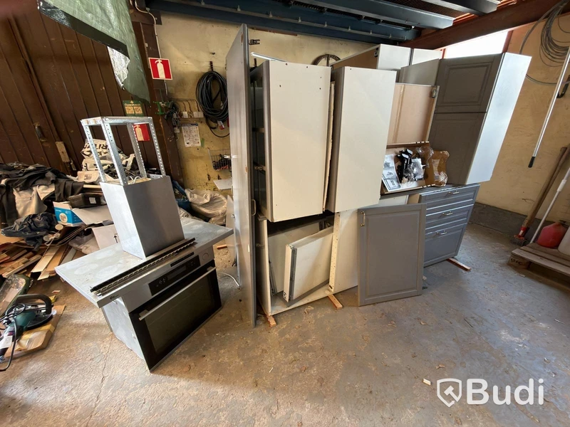 Kitchen with oven, hob, extractor fan, etc.