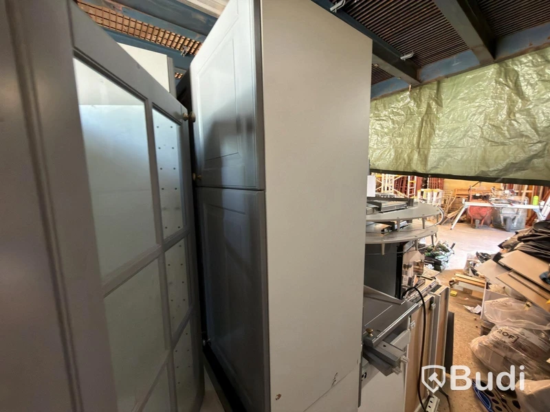 Kitchen with oven, hob, extractor fan, etc.