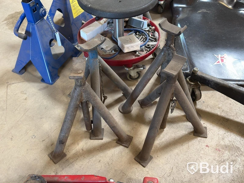 Assorted garage equipment - creepers, rolling stools, jack and axle stands