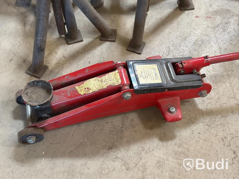 Assorted garage equipment - creepers, rolling stools, jack and axle stands