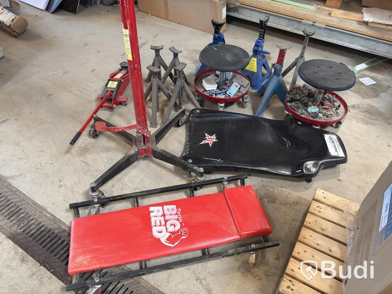 Assorted garage equipment - creepers, rolling stools, jack and axle stands