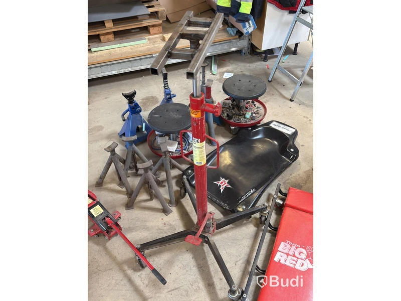 Assorted garage equipment - creepers, rolling stools, jack and axle stands