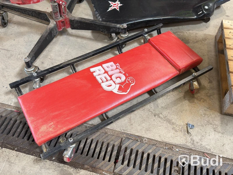 Assorted garage equipment - creepers, rolling stools, jack and axle stands