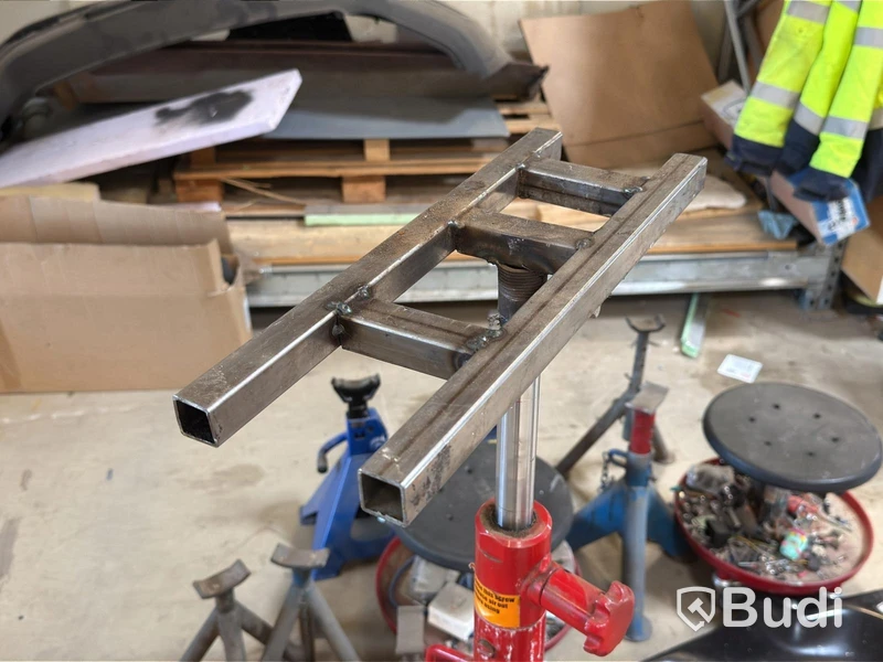 Assorted garage equipment - creepers, rolling stools, jack and axle stands