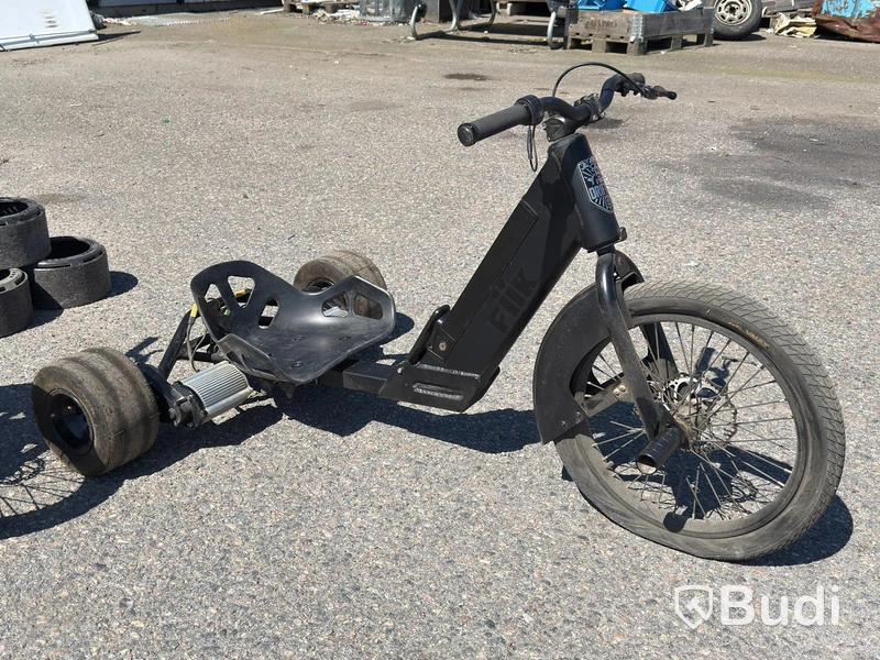 2 three-wheeled battery-powered drift trikes, FIIK Drifter