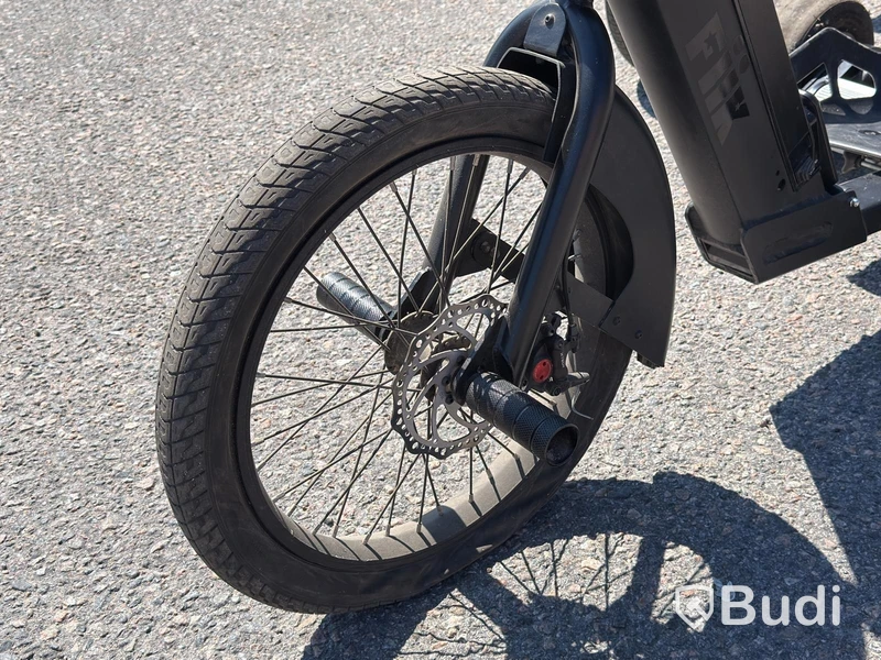 2 three-wheeled battery-powered drift trikes, FIIK Drifter