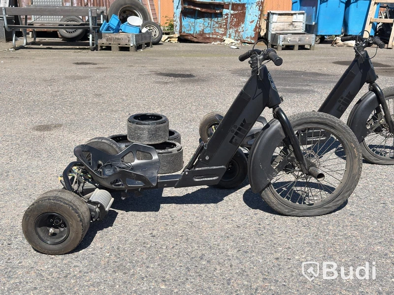 2 three-wheeled battery-powered drift trikes, FIIK Drifter