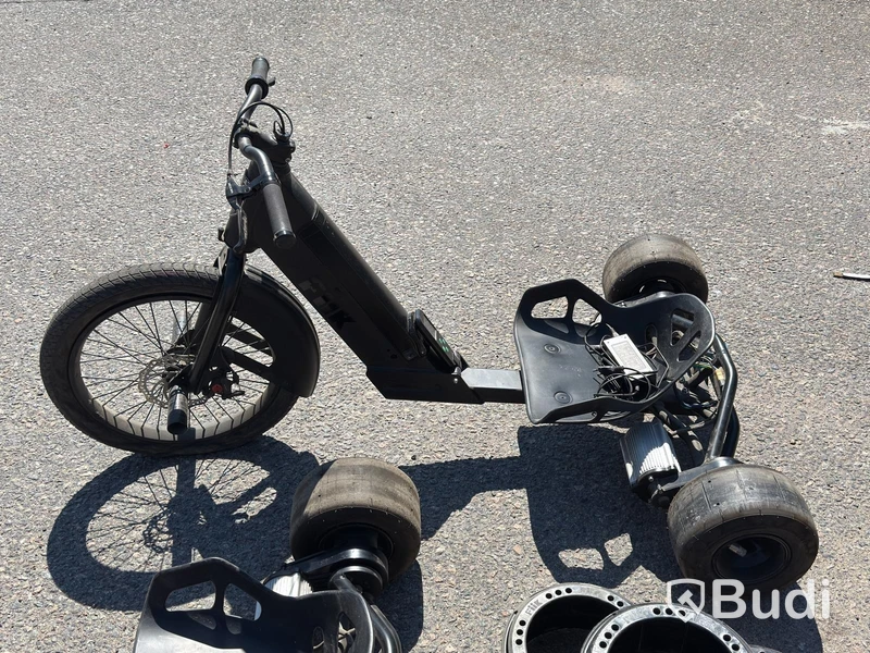 2 three-wheeled battery-powered drift trikes, FIIK Drifter