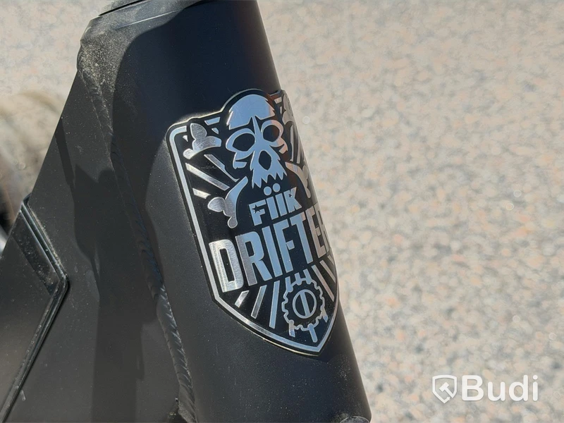 2 three-wheeled battery-powered drift trikes, FIIK Drifter