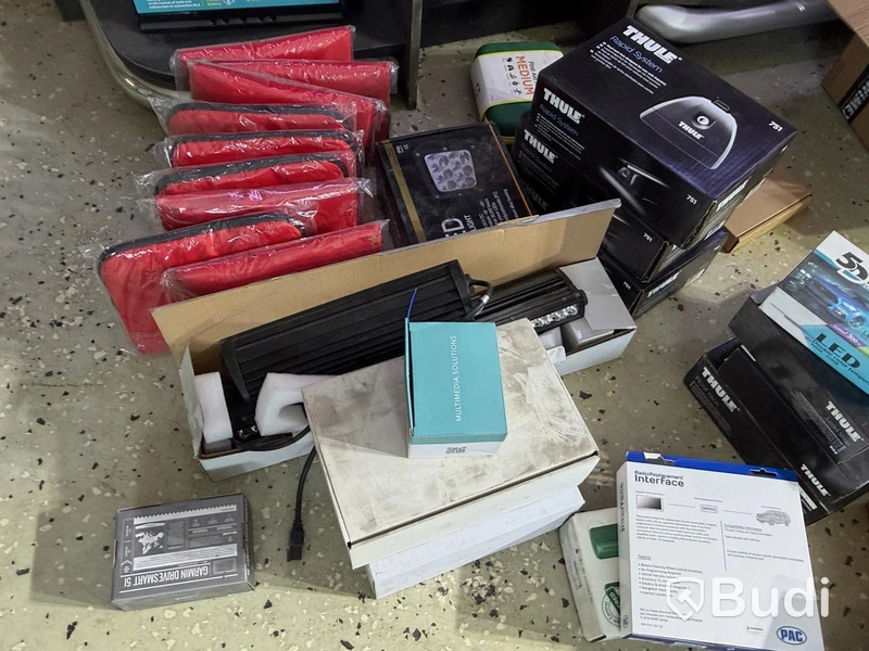 Parti diverse för fordon, bl.a. belysning, delar för takräcke, parkeringssensorer m.m.