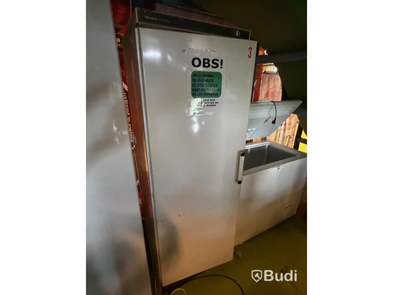 Refrigerator, upright freezer and 2 chest freezers, incl. Whirlpool/Electrolux