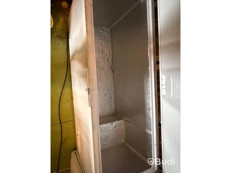 Refrigerator, upright freezer and 2 chest freezers, incl. Whirlpool/Electrolux