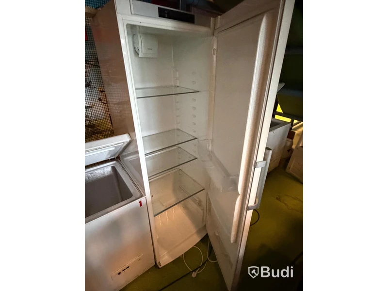 Refrigerator, upright freezer and 2 chest freezers, incl. Whirlpool/Electrolux