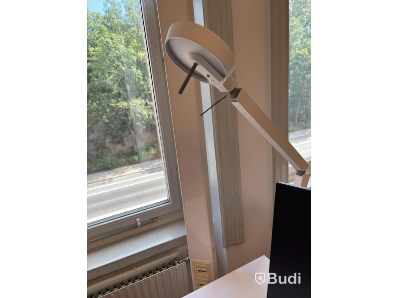Kontorsplats med höj- sänkbart skrivbord, kinnarps stol, 2 st dell skärmar
