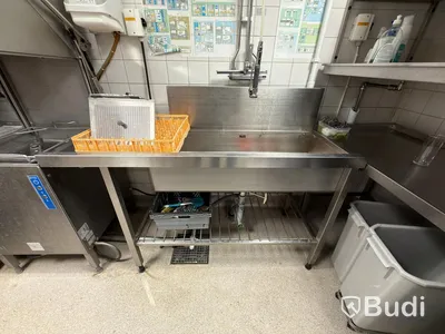 Sink unit with large basin, rinse section and centre section