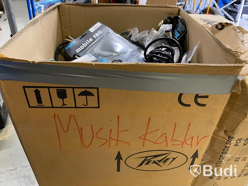 Låda med diverse musiktillbehör - mest kabel