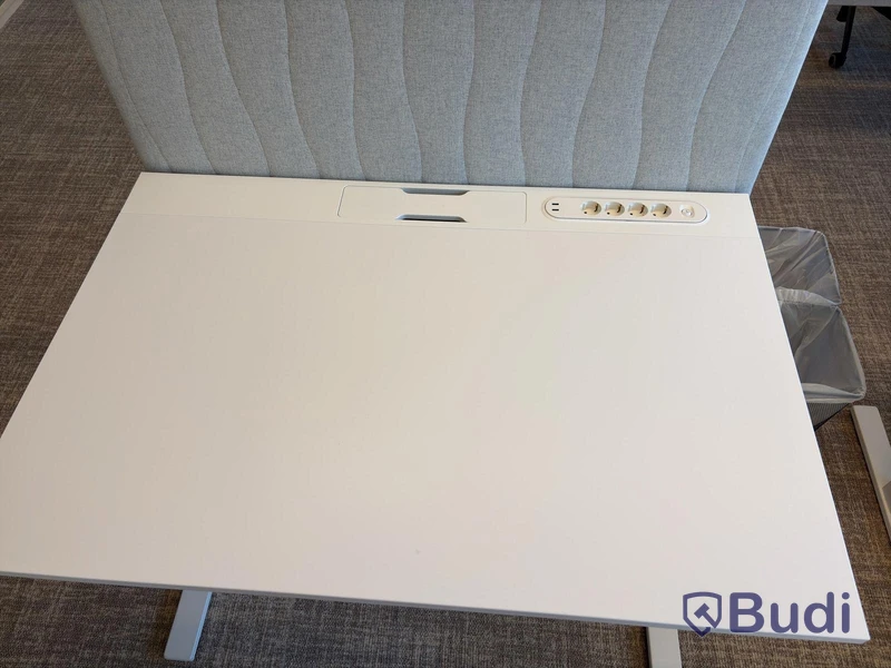 Skrivbord IKEA MITTZON inkl. skärmvägg