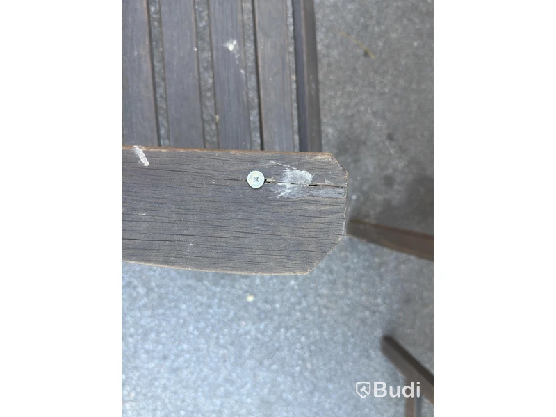 Utemöbelset trä, bord med 4 stolar