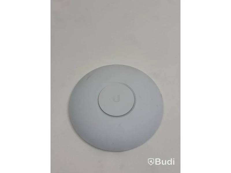2 Ubiquiti access points, different models