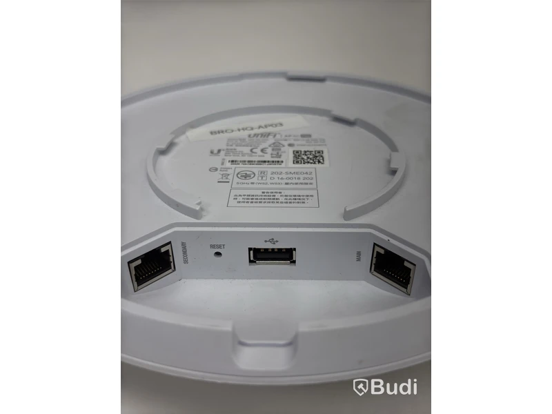 2 Ubiquiti access points, different models