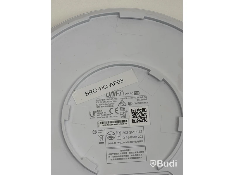 2 Ubiquiti access points, different models