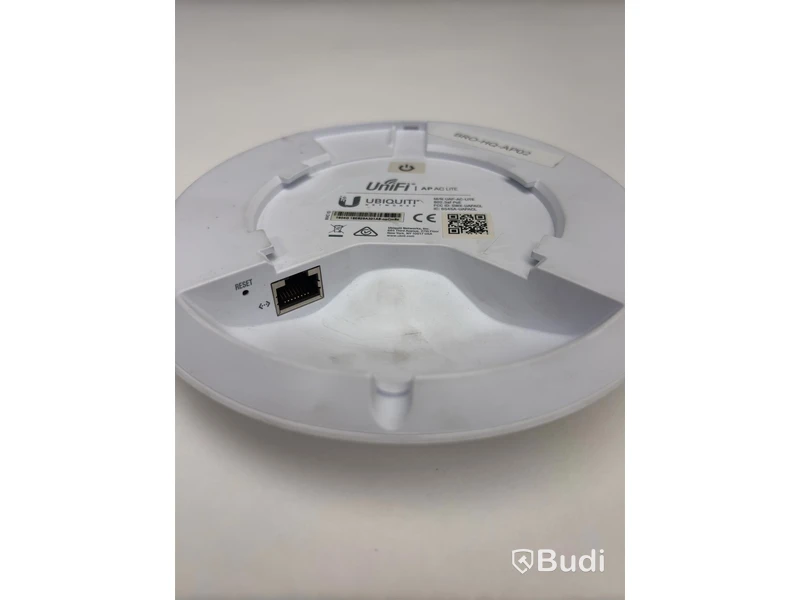 2 Ubiquiti access points, different models