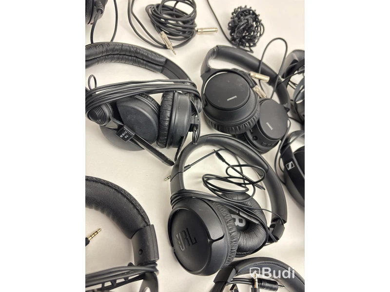 Lot of assorted headphones
