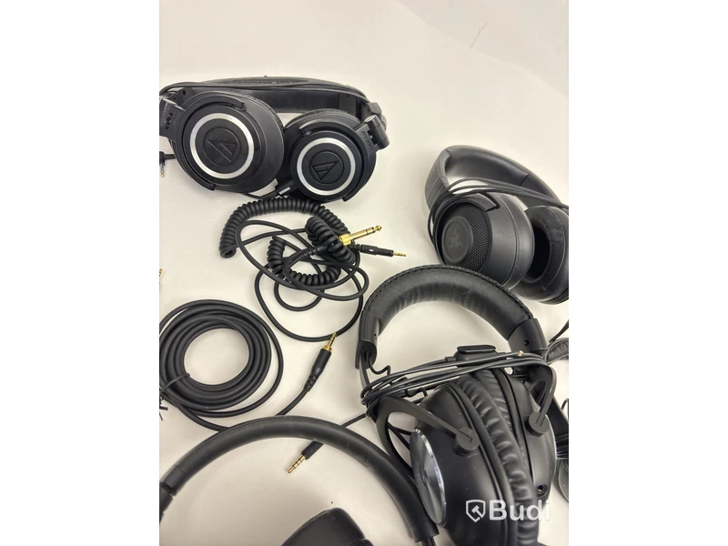 Lot of assorted headphones