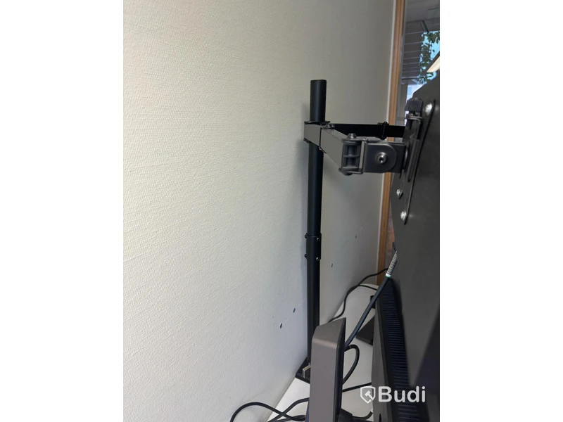 Höj och sänkbart skrivbord inkl. kontorsstol och 4 st. datorskärmar