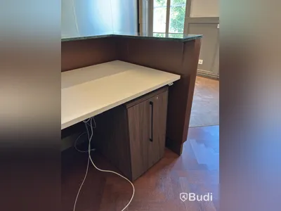 Reception counter with height-adjustable desk
