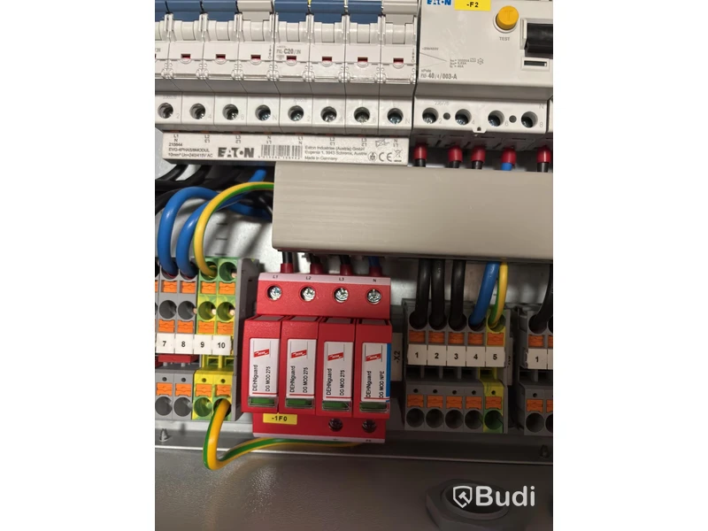 Laddbox Compleo Advanced Compact WM HC2, inkl. fördelningslåda med jordfelsbrytare och säkringar.