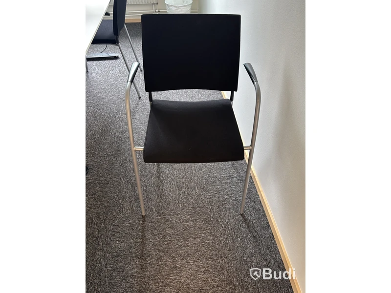 Konferensbord med 4 st. stolar samt Philips 27-tums bildskärm