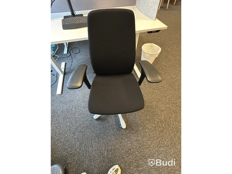Arbetsplats med höj- och sänkbart skrivbord och bildskärm
