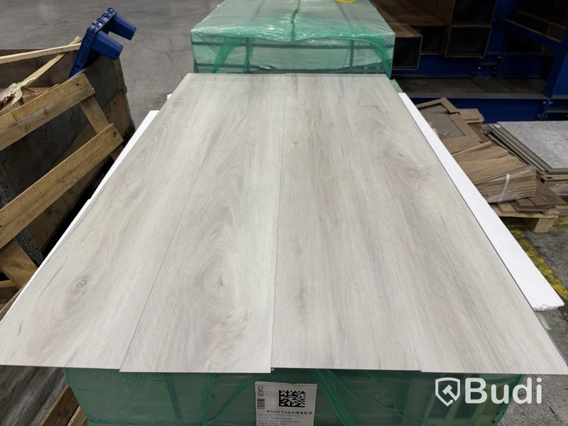 VINYL FLOORING OAK WHITE.