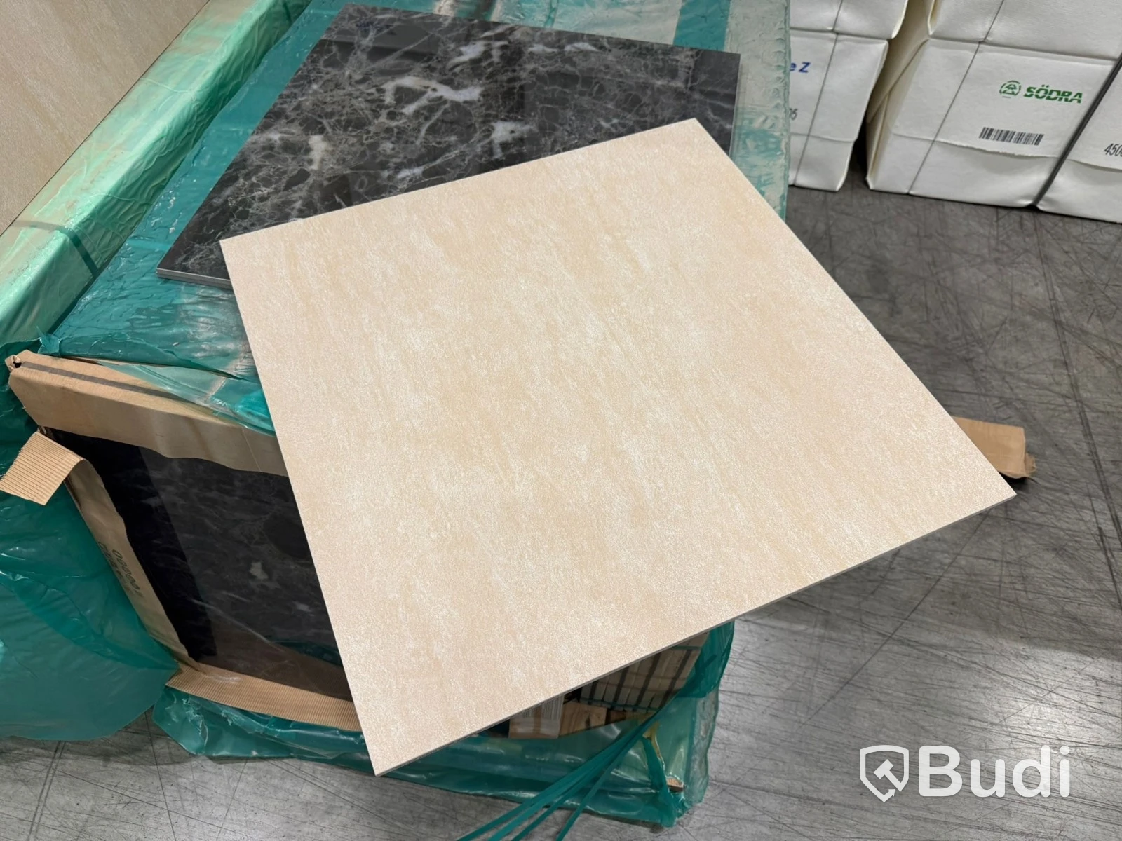 Porcelain tiles, 60 x 60 cm.