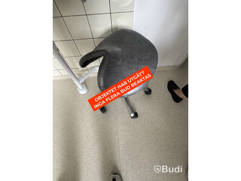 Sadelstol på hjul, grå