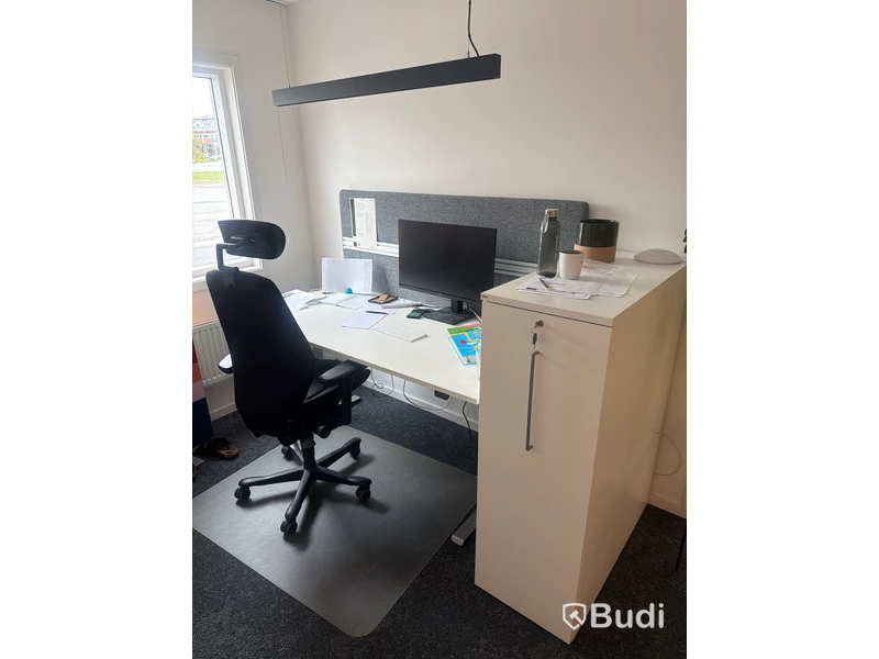 Skrivbord , Hurts och stol plus avgränsning