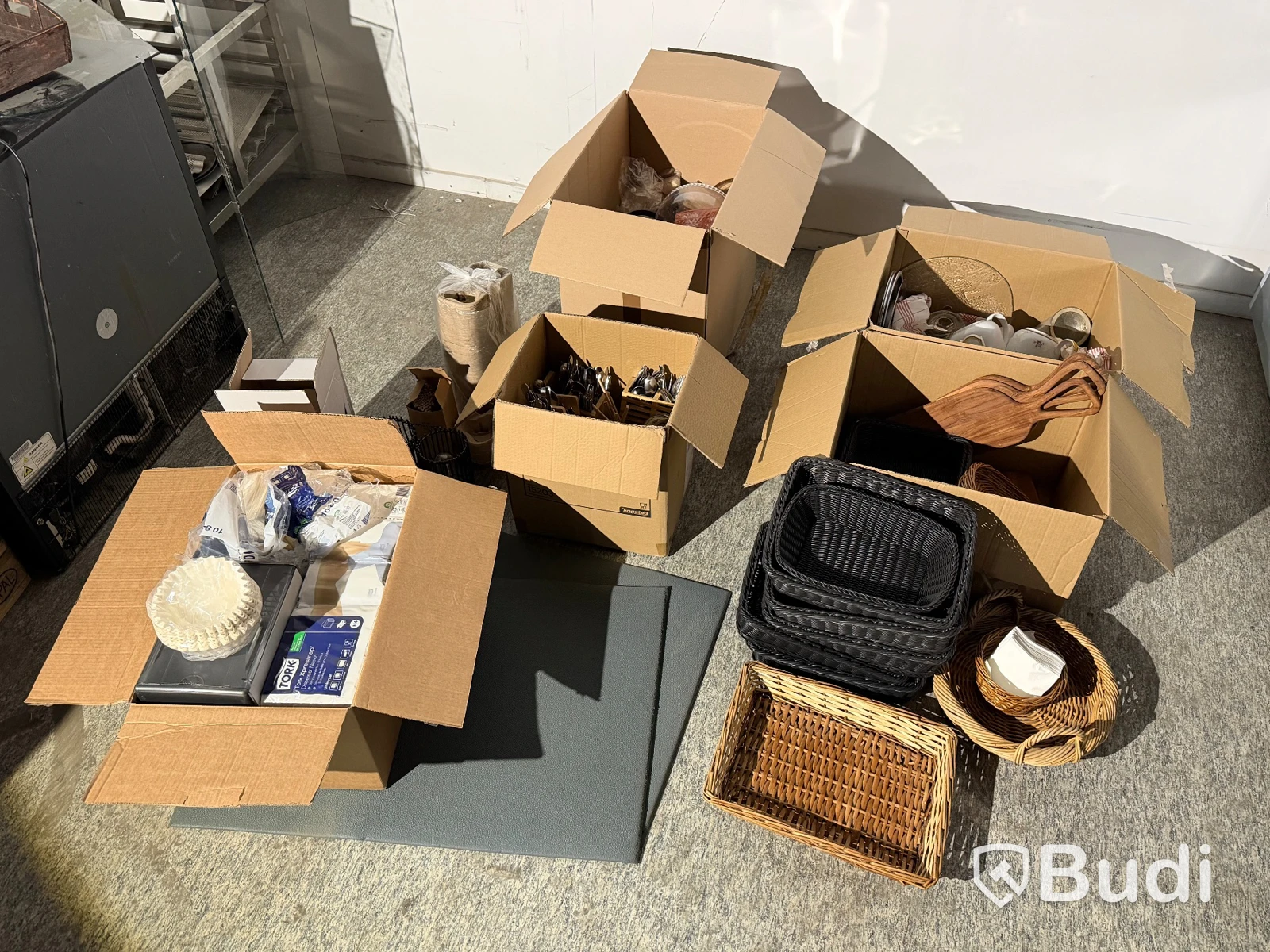 Restaurant lot, assorted serving items, incl. baskets, cutlery, etc.