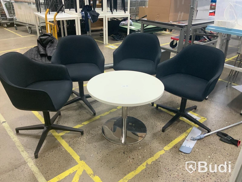 4st Vitra snurrfåtöljer samt lågt bord