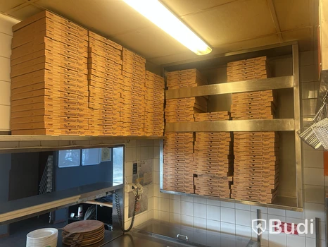 3 st rostfria hyllor samt pizzakartonger