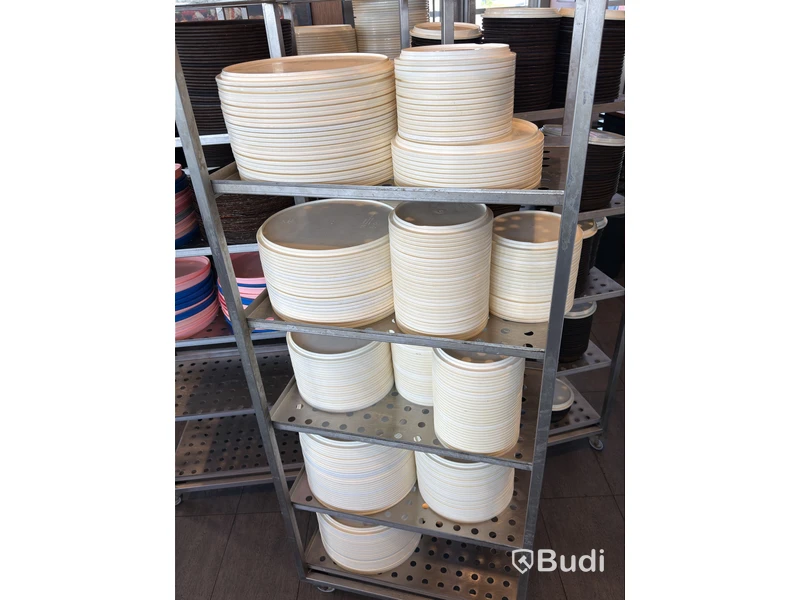 6 stainless steel trolleys with pizza pans and lids